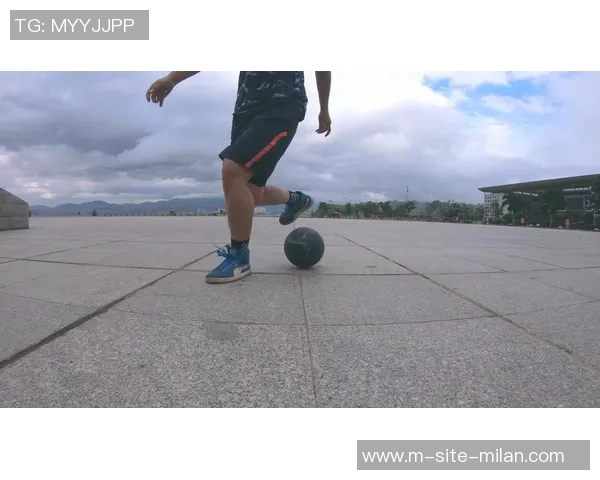 平地花式足球教学全攻略让你轻松掌握技巧与创意表现